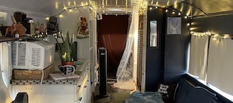 Unique Tiny House, Artistic Desert Sanctuary (Pet-Friendly)