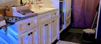 Unique Tiny House, Artistic Desert Sanctuary (Pet-Friendly)