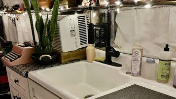 Réfrigérateur, four, plaque de cuisson, cafetiÚre/bouilloire