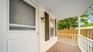 A white house with a wooden deck and a white railing. - Cozy Chalet Bungalow in West Park - Cleveland (Cleveland)