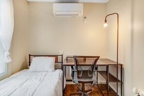 2 habitaciones, escritorio, tabla de planchar con plancha y wifi gratis 