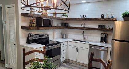 Chic, newly renovated townhome