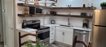 Chic, newly renovated townhome