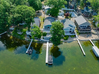 Luxurious Morrison Lakehouse w/ Hot Tub & Sunset Views