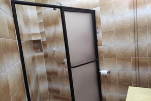 シャワー、ヘアドライヤー、タオル、石鹸