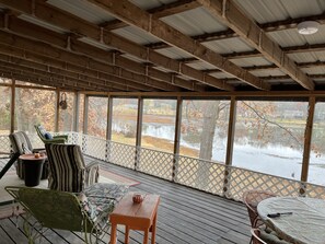Outdoor dining - Relax at Grandma’s house with a screened in porch overlooking a private lake! (Warsaw)