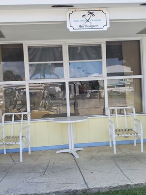 Outdoor dining - Cozy vacation home (Jensen Beach)
