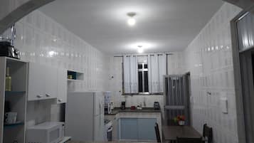 Geladeira, micro-ondas, cooktop, cafeteira/chaleira