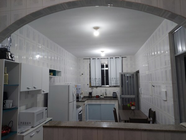 Fridge, microwave, stovetop, coffee/tea maker - Nice and comfortable house in Padre Miguel (Rio de Janeiro)