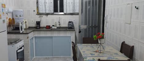 Réfrigérateur, micro-ondes, plaque de cuisson, cafetiÚre/bouilloire