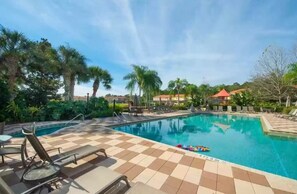 Una piscina al aire libre, una piscina climatizada