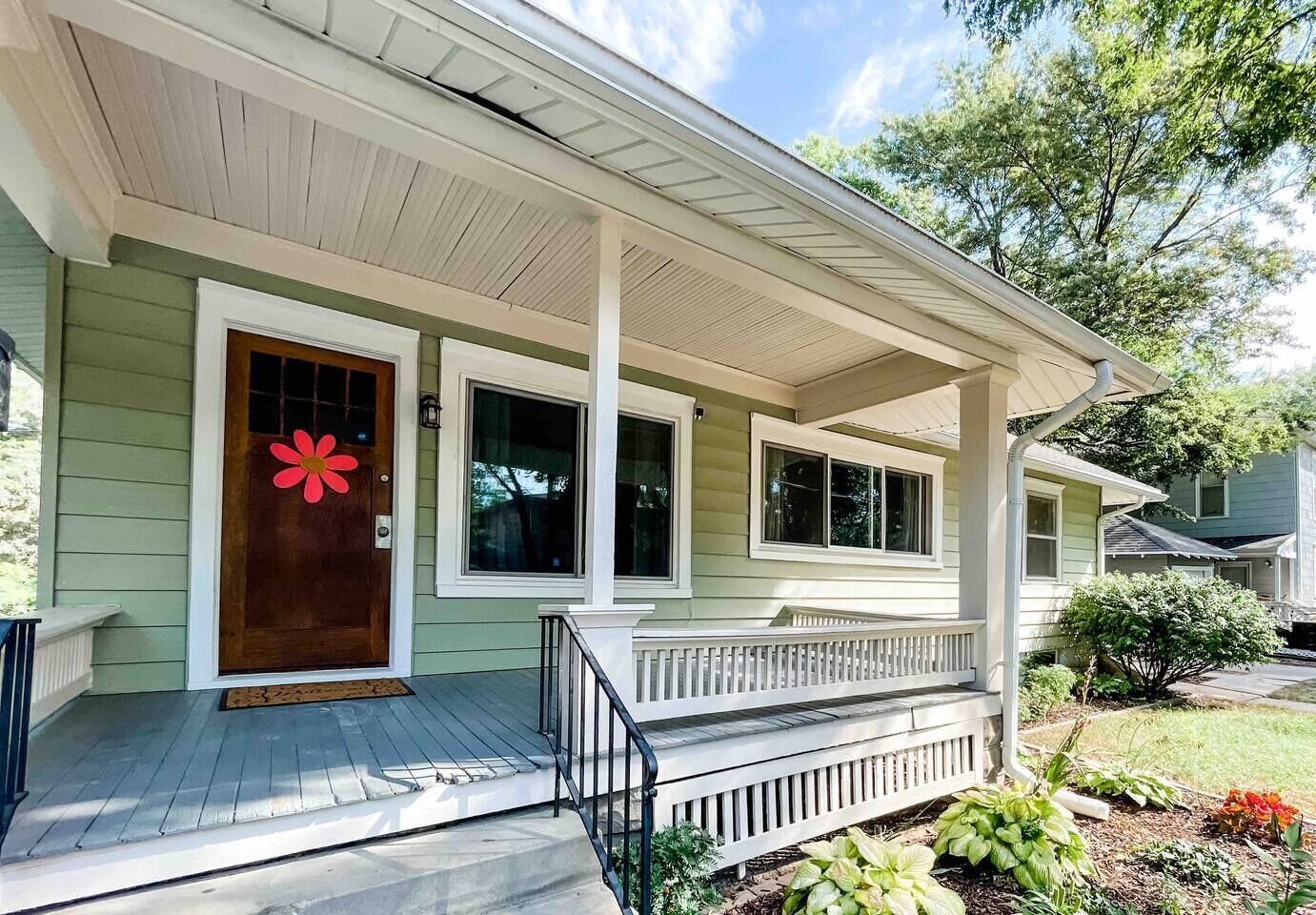 Charming Family-sized Bungalow in Heart of Lincoln