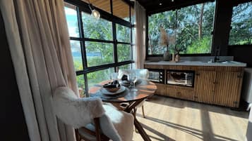 Elite Cabin | Individually decorated, individually furnished, free WiFi, bed sheets