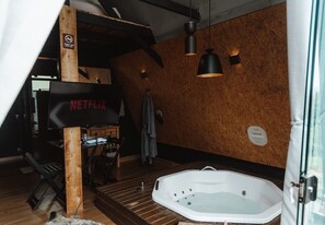 Decoración personalizada, muebles diferentes y wifi gratis 