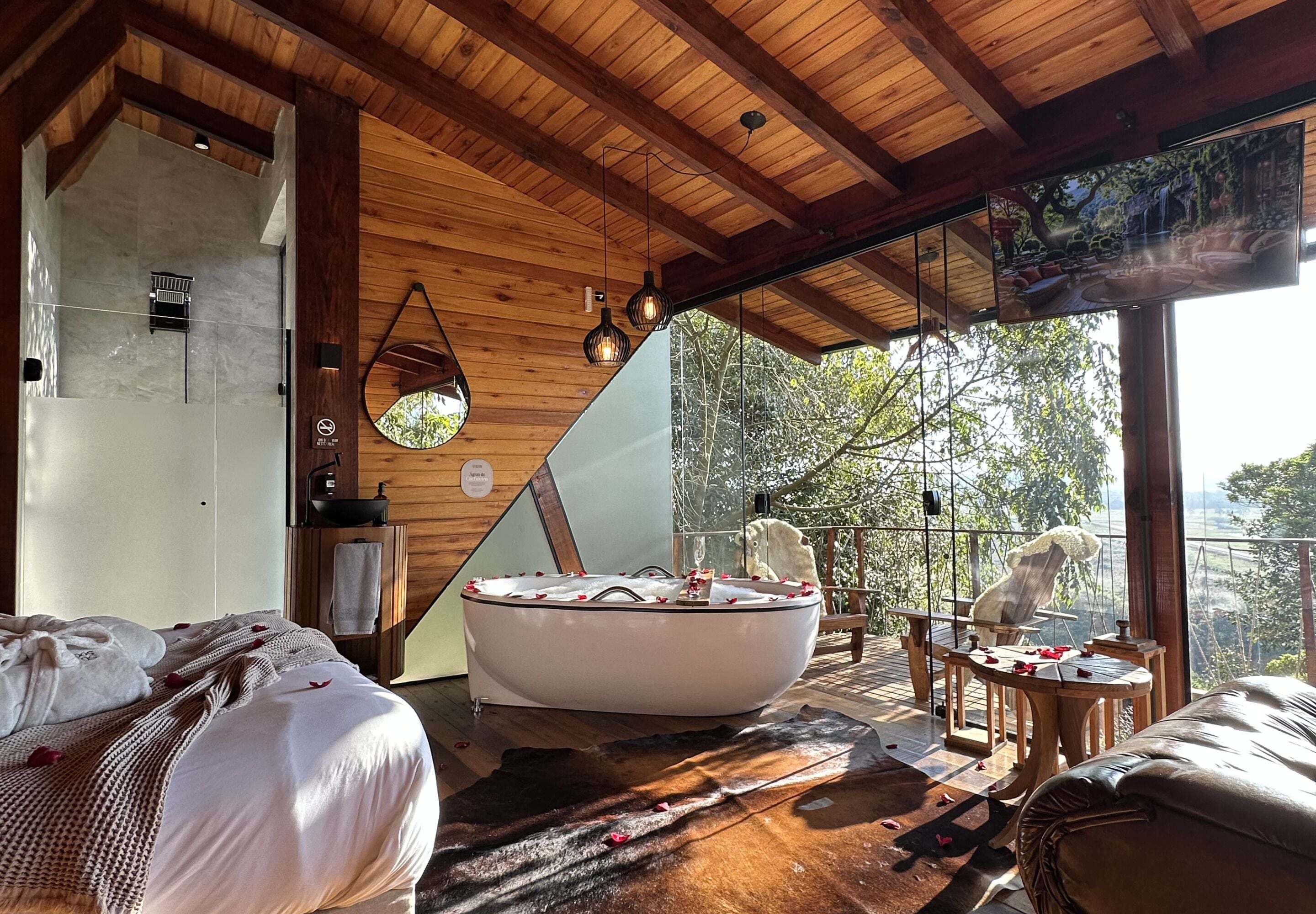 Deluxe Cabin | Individually decorated, individually furnished, free WiFi, bed sheets