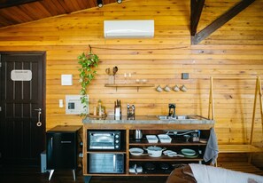 Luxury Cabin | Private kitchen | Mini-fridge, microwave, stovetop, cookware/dishes/utensils - Vale dos Saltos Chalés (Tijucas)