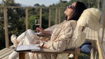 Deluxe Cabin, 1 Queen Bed, Mountain View | Lanai