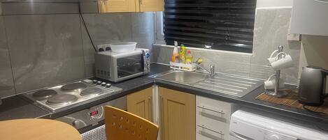 Frigorífico, microondas, horno y placa de cocina