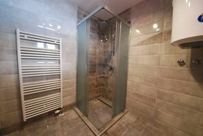 Dusche, Haartrockner, Handtücher