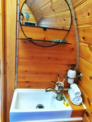 Douche, sĂšche-cheveux, serviettes fournies