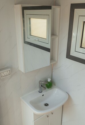 Chuveiro, toalhas de banho