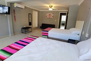 4 soverom, skrivebord, strykejern/-brett og reiseseng for barn