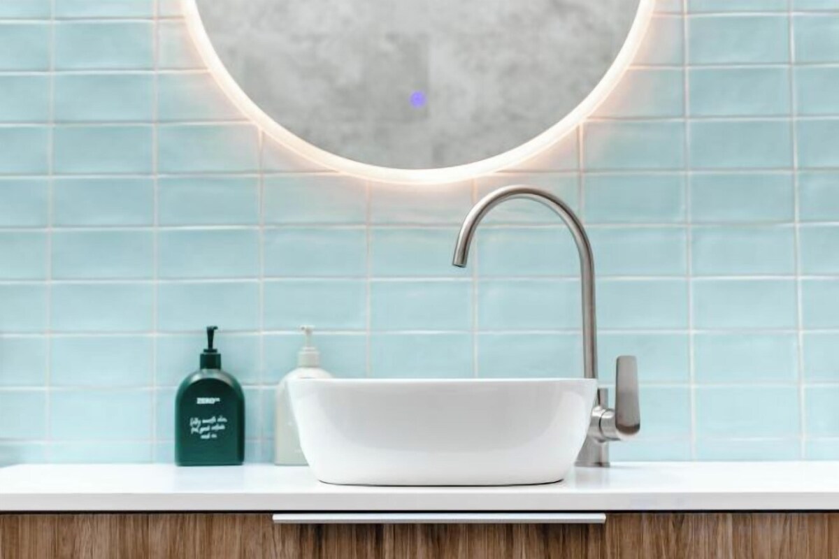 Bathroom | Free toiletries, hair dryer, bathrobes, towels