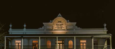 Boendets fasad - kväll/natt