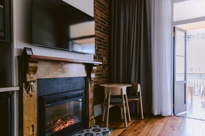 Honeymoon Room, 1 King Bed with Sofa bed, Balcony | Living area | 40-inch Smart TV with digital channels, TV, Netflix - Oxford on Otho (Inverell)