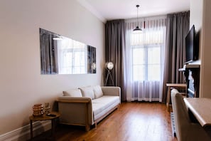 Premier Suite, 1 King Bed with Sofa bed, Balcony | Living area | 40-inch Smart TV with digital channels, TV, Netflix - Oxford on Otho (Inverell)