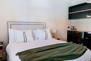 Premium Studio | Private kitchen | Mini-fridge, microwave, electric kettle - Oxford on Otho (Inverell)