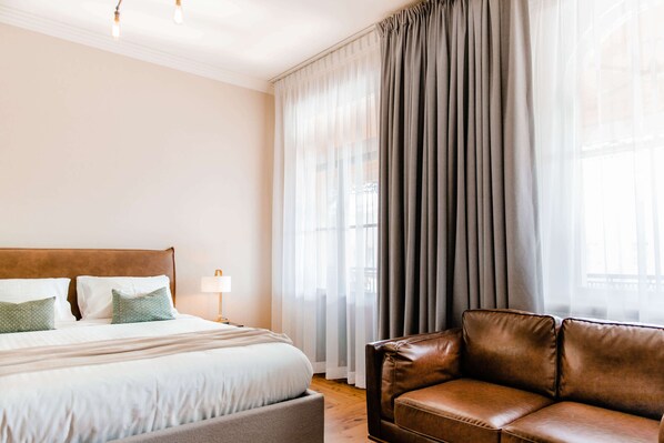 Deluxe Studio, 1 King Bed, Balcony | Premium bedding, individually decorated, individually furnished - Oxford on Otho (Inverell)