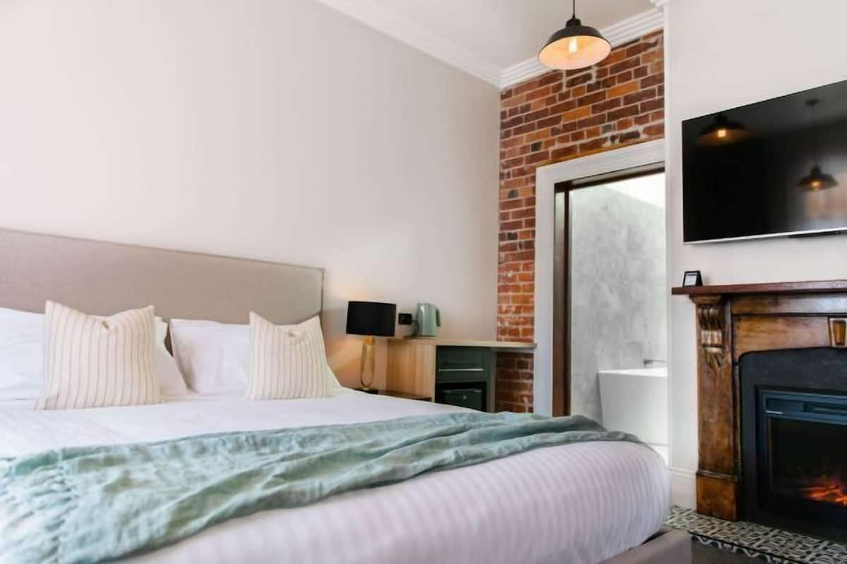 Premium bedding, blackout drapes, soundproofing, cribs (free)