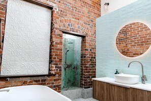 Deluxe Studio, 1 King Bed, Balcony | Bathroom - Oxford on Otho (Inverell)