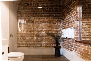 Chambre exécutive, foyer | Salle de bain | Séchoir à cheveux, peignoirs, serviettes fournies, savon