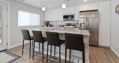 1Bed/bath Casita. Quiet downtown neighborhood with washer/dryer and parking