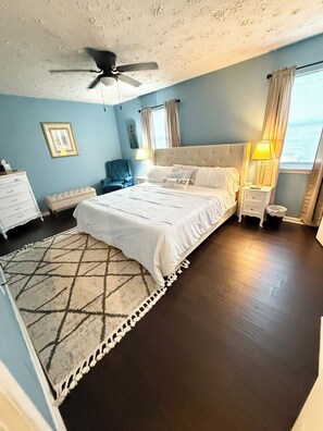 3 soverom, memory foam-senger, skrivebord og strykejern/-brett