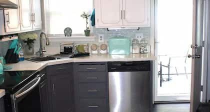 5 min to Downtown C'ville, 3b/2b Comfortable!