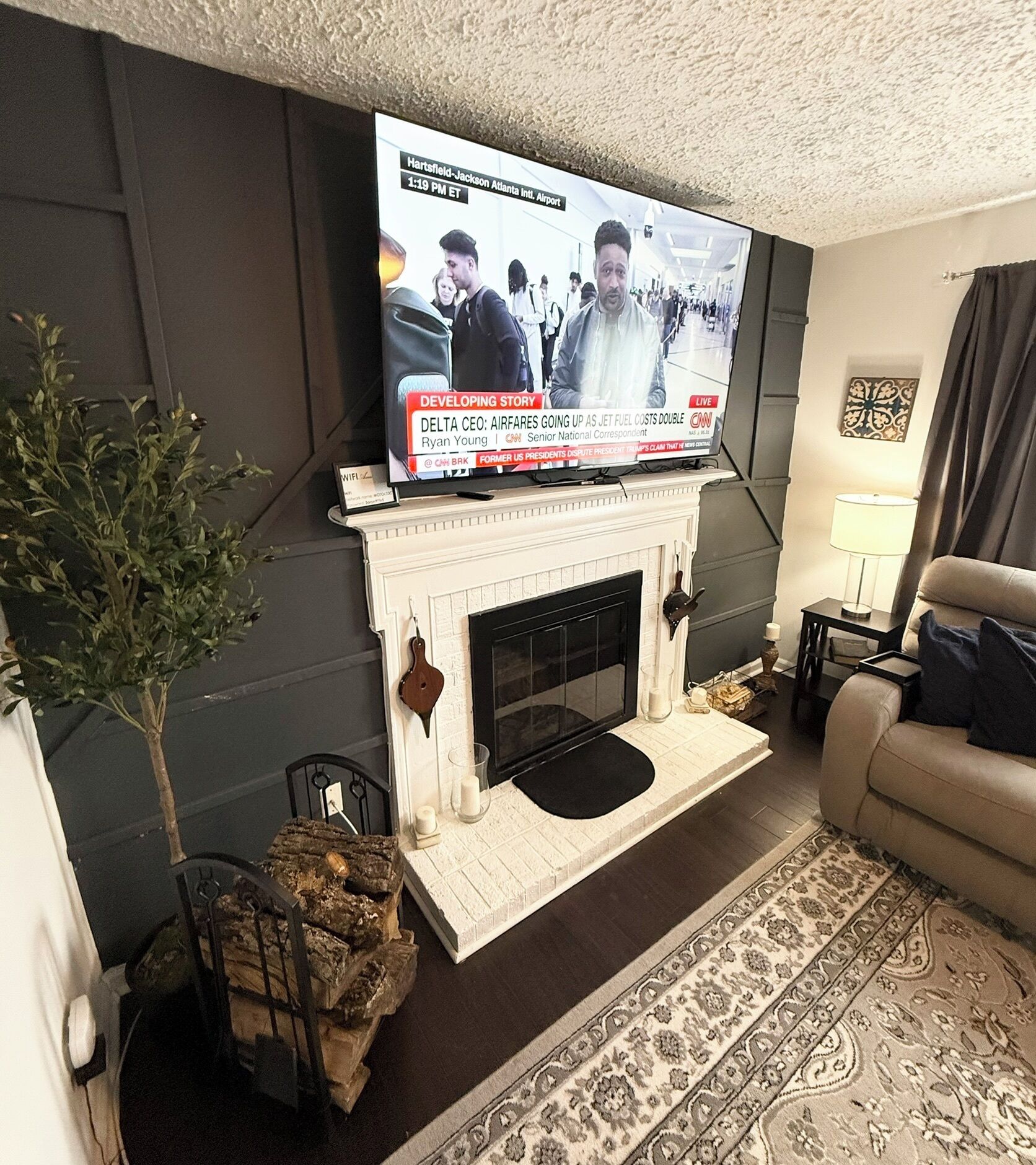 TV connectée, cheminée, chaîne hi-fi, écrans d'ordinateur