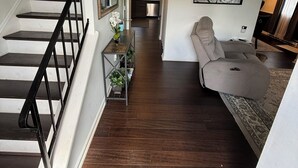 Eine Treppe führt zu einem Wohnbereich mit einer Couch, einem Couchtisch und einem Teppich.