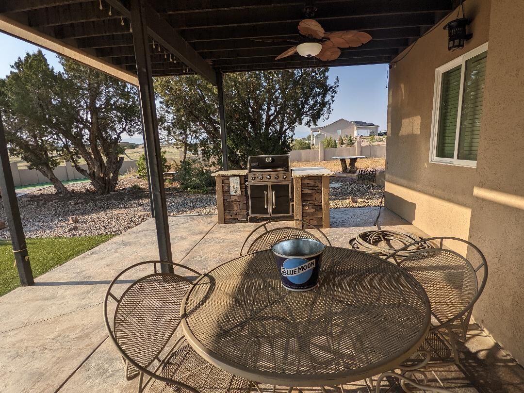 Family Sized,Spacious 2 Story, Mountain Views, Hot Tub, Pool Table, Smart T.V's 