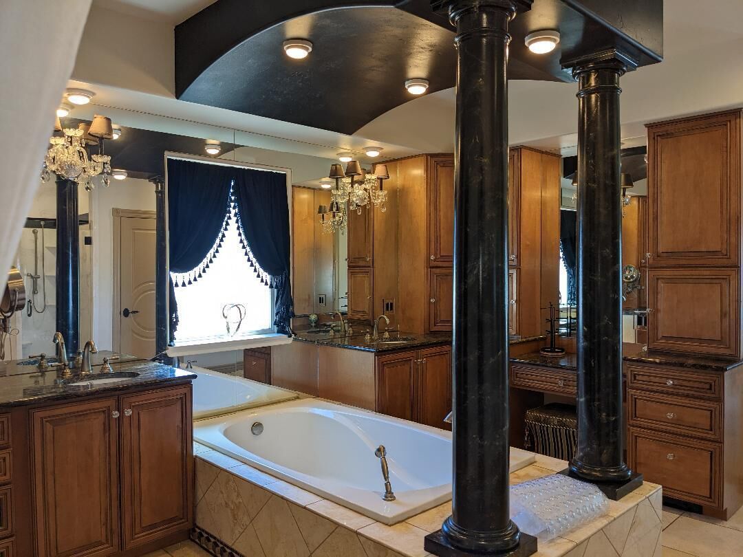 Family Sized,Spacious 2 Story, Mountain Views, Hot Tub, Pool Table, Smart T.V's 