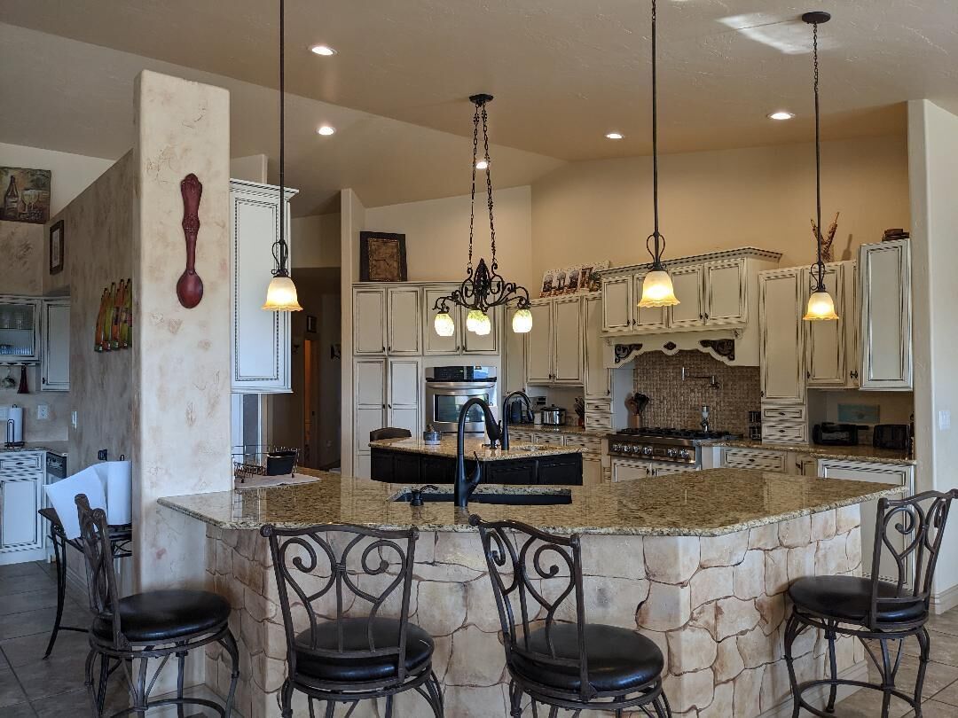 Family Sized,Spacious 2 Story, Mountain Views, Hot Tub, Pool Table, Smart T.V's 