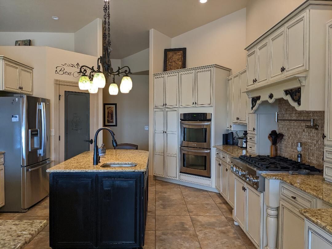 Family Sized,Spacious 2 Story, Mountain Views, Hot Tub, Pool Table, Smart T.V's 