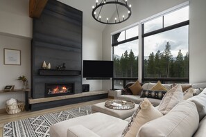 Televisio, takka, kirjoja