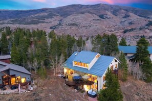 Exterior - Falcon's Nest Retreat – Private Hot Tub, Spectacular Views, Balcony & Grill (Silverthorne)