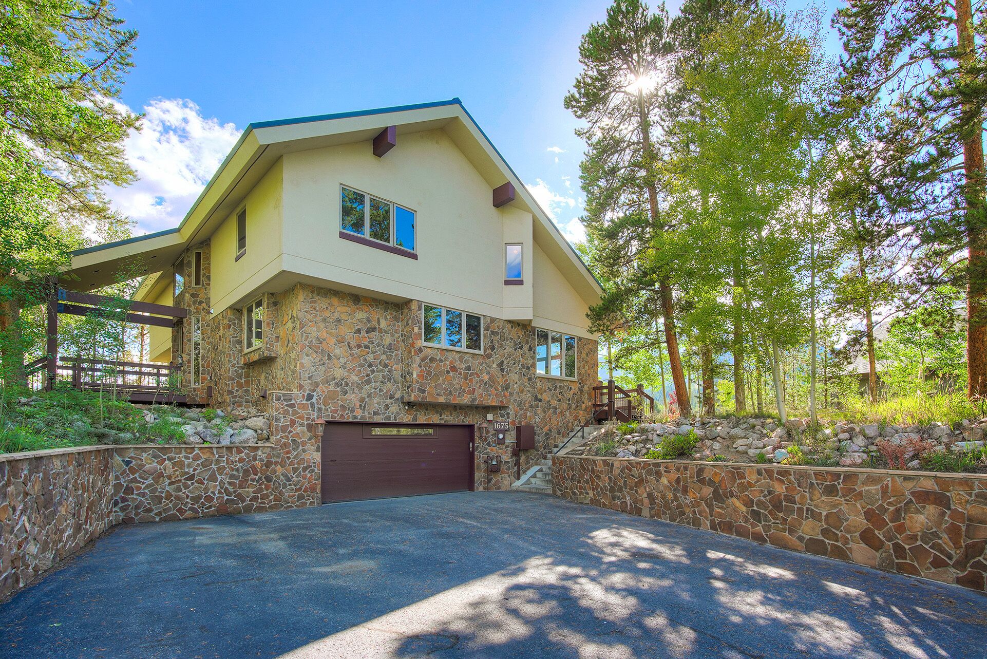 Falcon's Nest Retreat – Private Hot Tub, Spectacular Views, Balcony & Grill