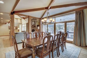 Interior - Falcon's Nest Retreat – Private Hot Tub, Spectacular Views, Balcony & Grill (Silverthorne)