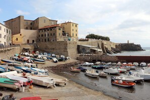 Marina - Living with the art of an art designer (Piombino)