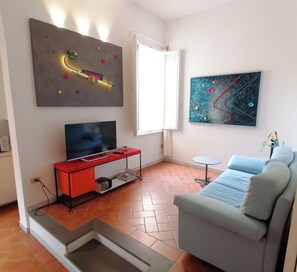 Smart TV - Living with the art of an art designer (Piombino)